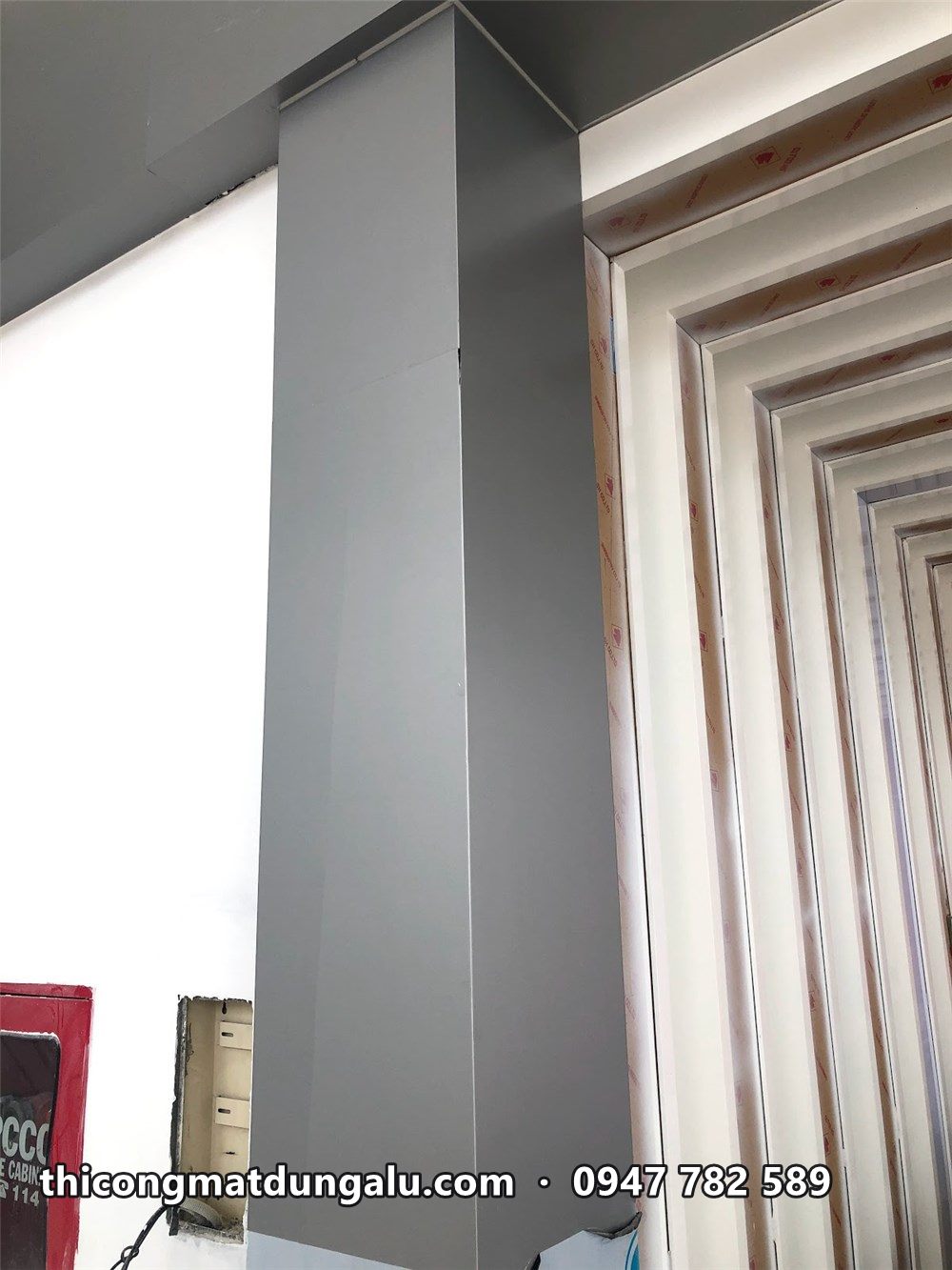 Khối cột alu xám và lam trắng nhiều lớp ở trần showroom