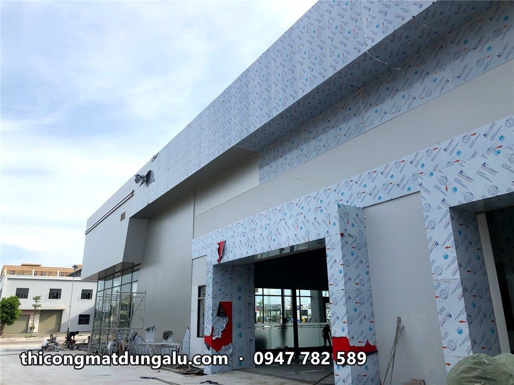 Xưởng dịch vụ VinFast với khối alu xám lớn và cửa xưởng có viền đỏ