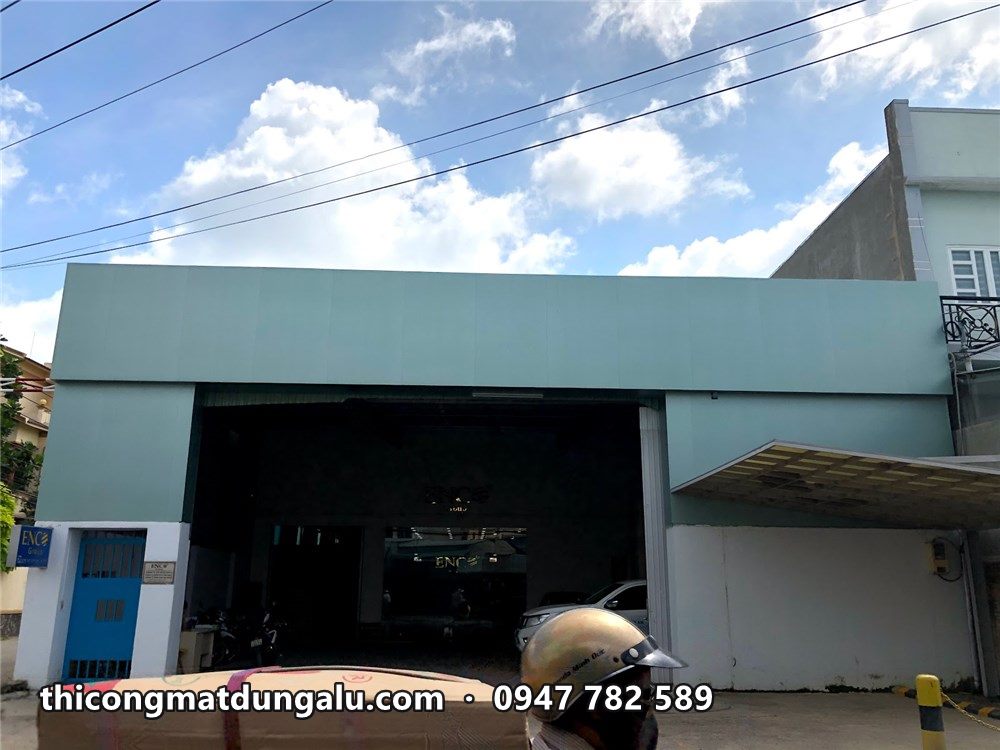 Nhà xưởng mái tôn mặt tiền nhạt màu trước khi ốp alu