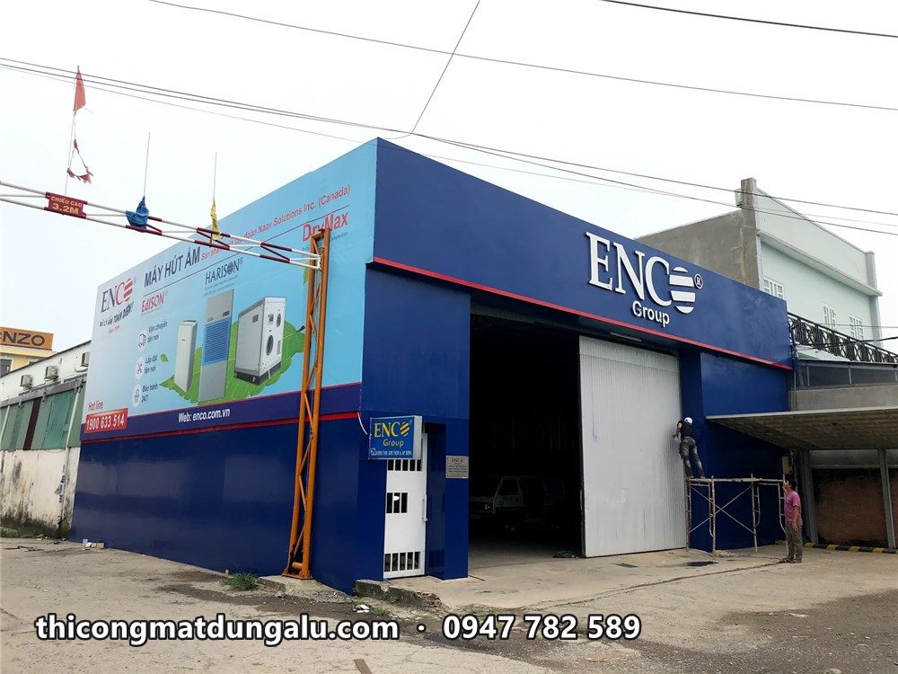 Nhà xưởng ENCO Group ốp alu xanh đậm, logo ENCO trên cao, cửa trắng