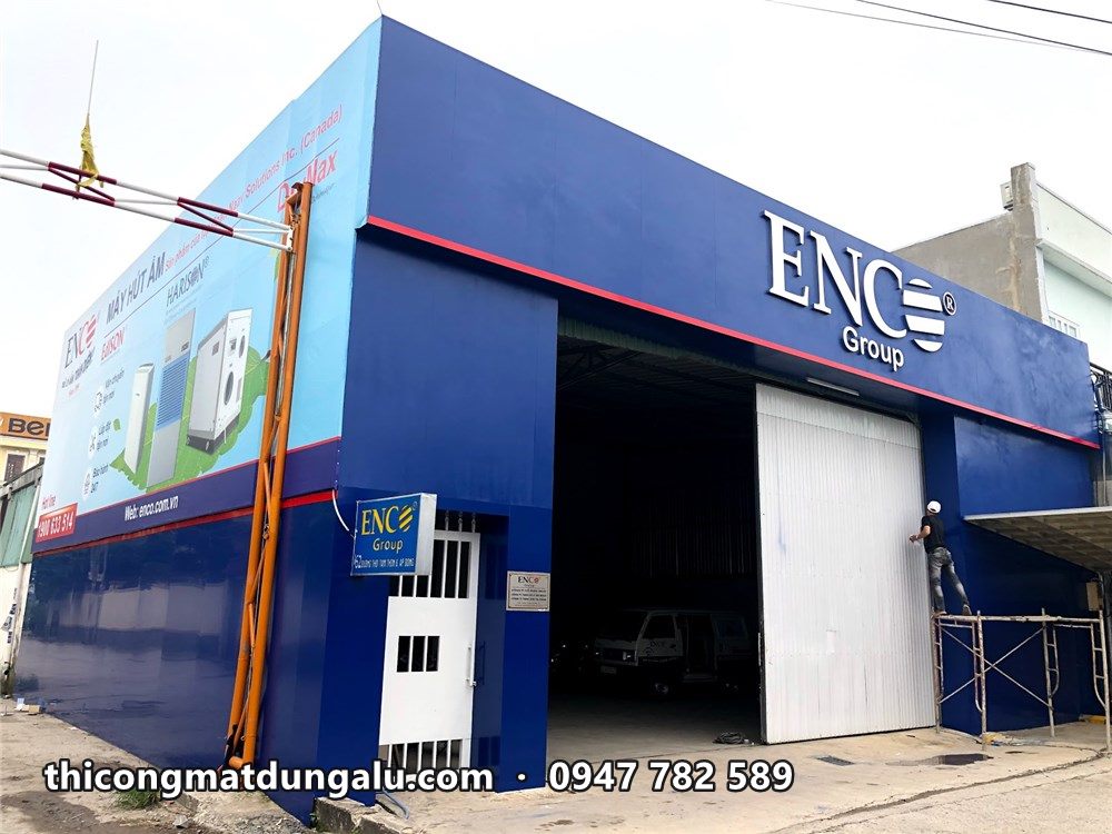 Nhà xưởng ENCO Group nhìn chéo từ đường, chữ ENCO Group trên mảng xanh