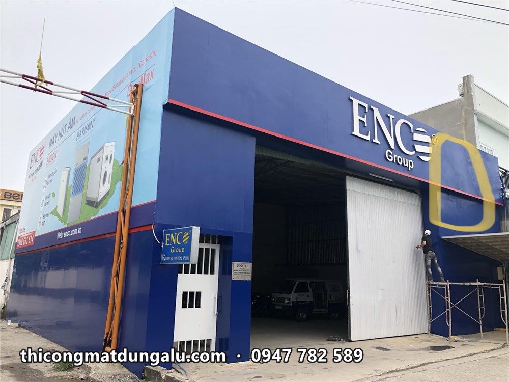 Mặt tiền nhà xưởng ENCO Group xanh đậm, cửa cuốn trắng mở
