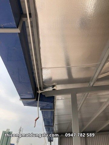 Mặt dưới mái che lấy sáng với dải viền alu xanh chạy dọc