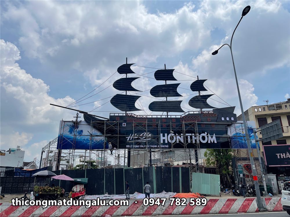 Mô hình thuyền buồm và bảng Hồn Thơm dưới trời xanh mây trắng