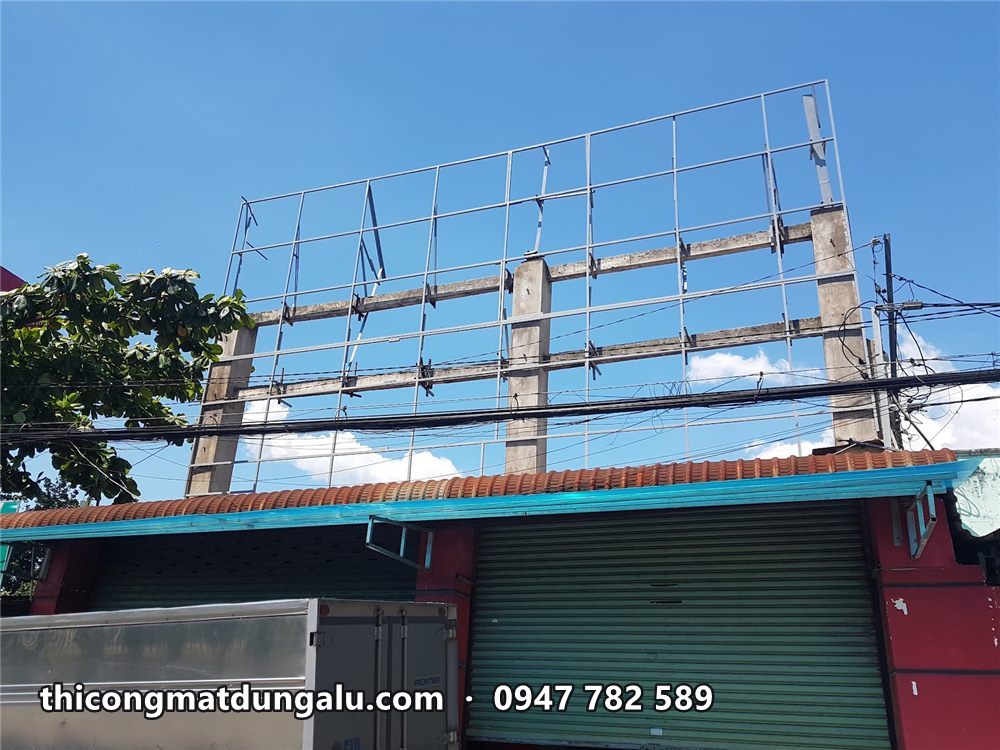 Khung pano thép trên mái nhà, cột chống xiên phía sau