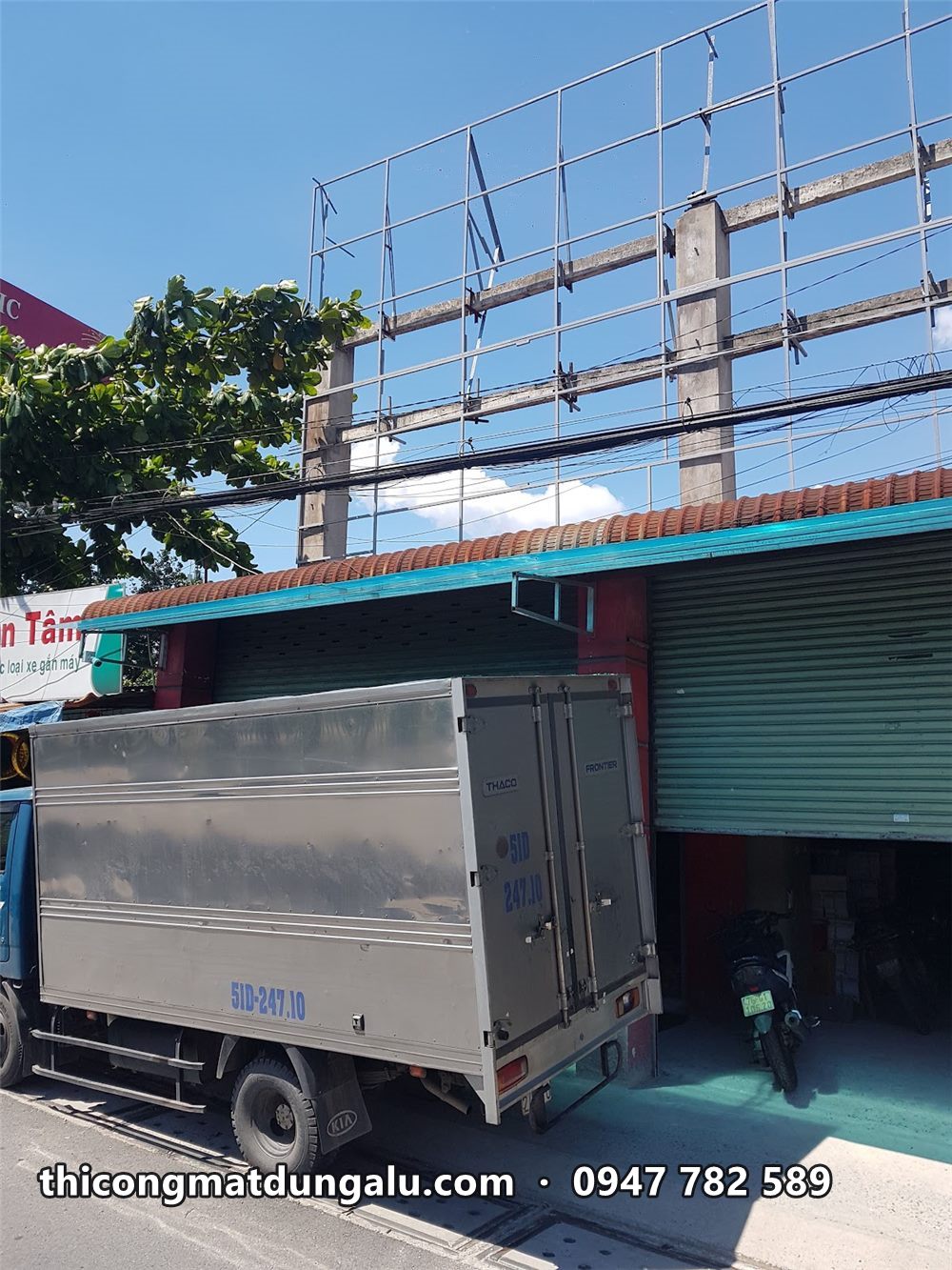 Khung pano trên mái nhìn từ đường, xe tải đậu trước cửa cuốn