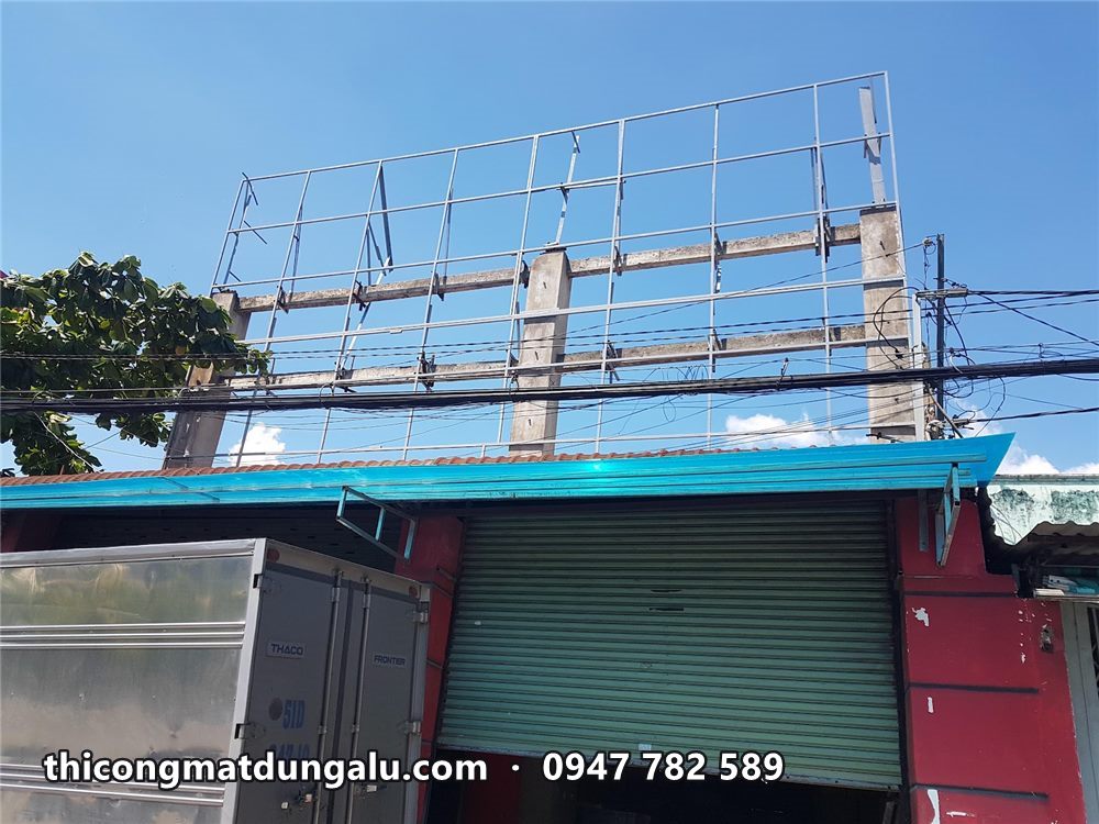 Khung thép pano khổ lớn trên mái nhà, nhìn chéo từ dưới lên