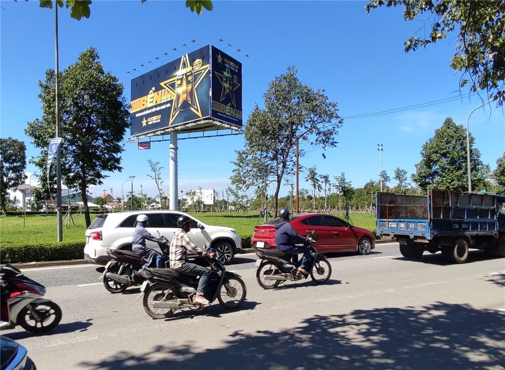 Billboard trụ cao hai mặt bên đường có dải phân cách cây xanh