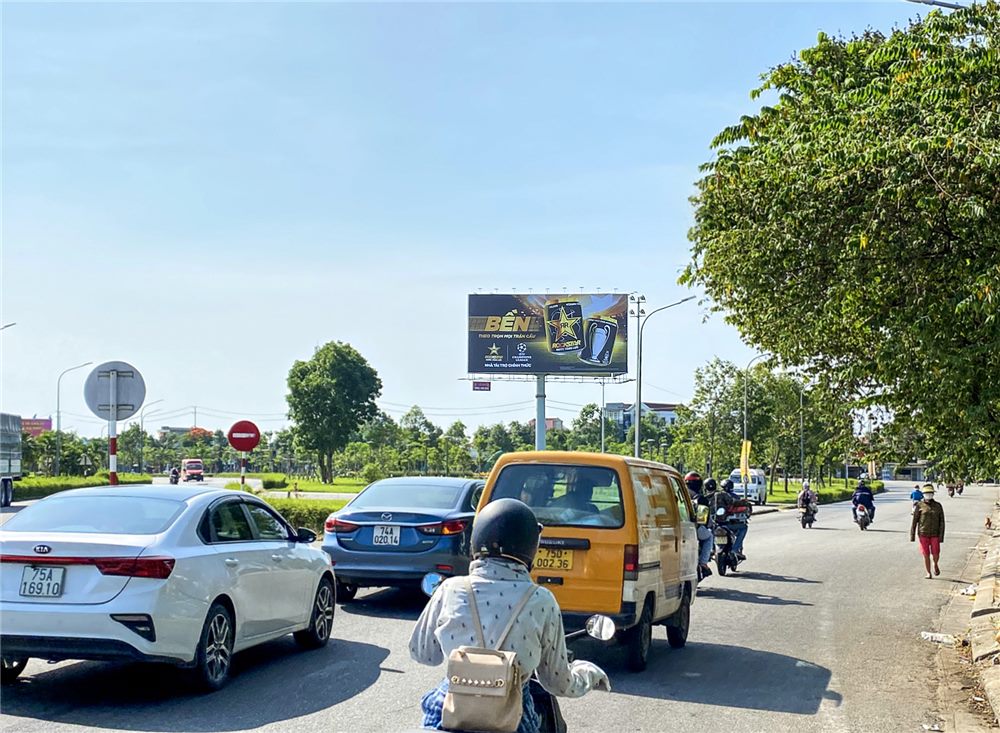 Billboard trụ cao nhìn từ xa trên đường có nhiều ô tô