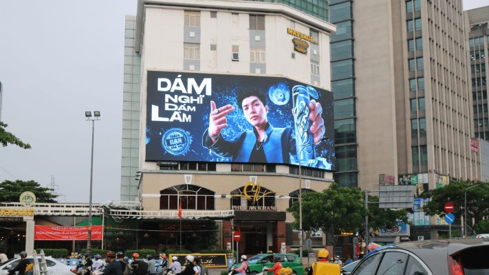 Màn hình LED quảng cáo lớn trên mặt đứng tòa nhà ở giao lộ trung tâm