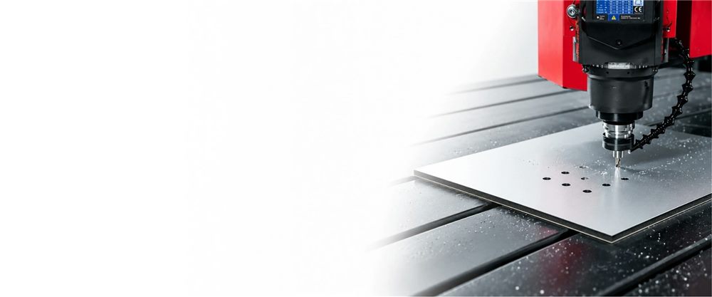 Đầu máy CNC đang phay cắt trên tấm vật liệu phẳng