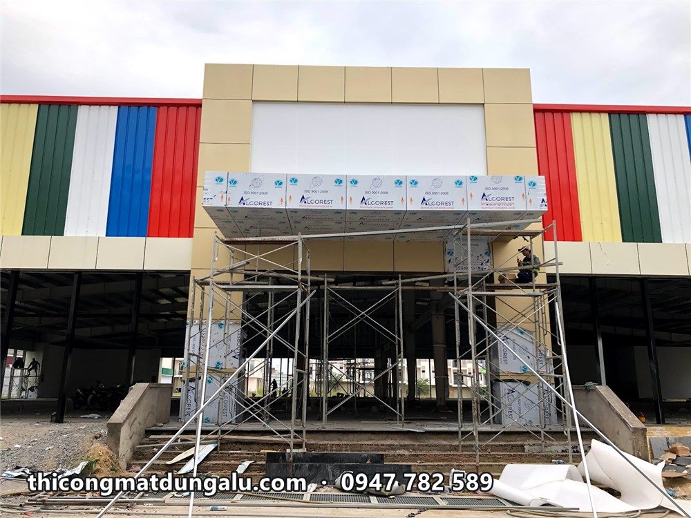 Khối sảnh đang hoàn thiện, giàn giáo phía trước cửa và các tấm còn màng