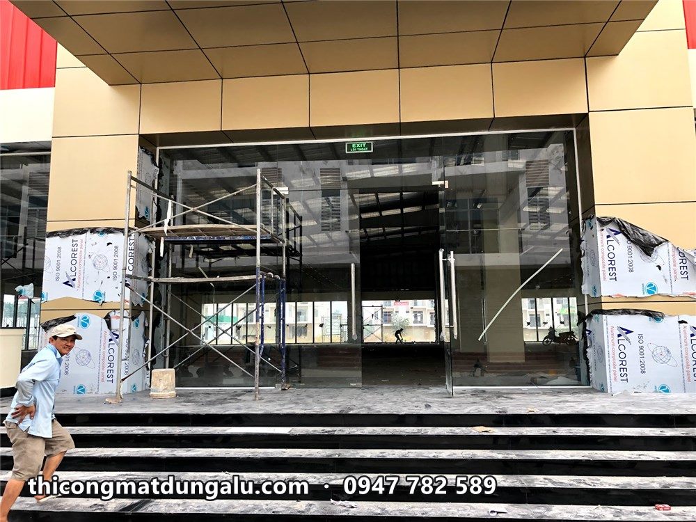 Mặt dưới mái đón ốp alu kem nhìn từ bậc tam cấp trước cửa chính