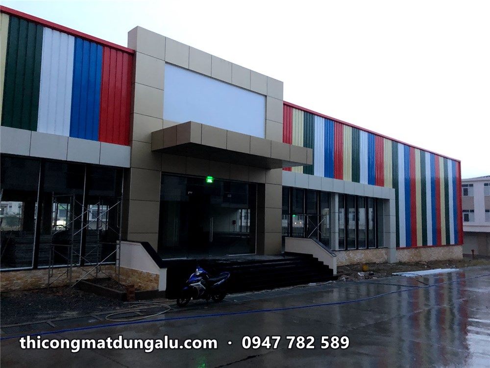 Khối sảnh và mặt dựng sọc màu sau cơn mưa, mặt sân còn ướt