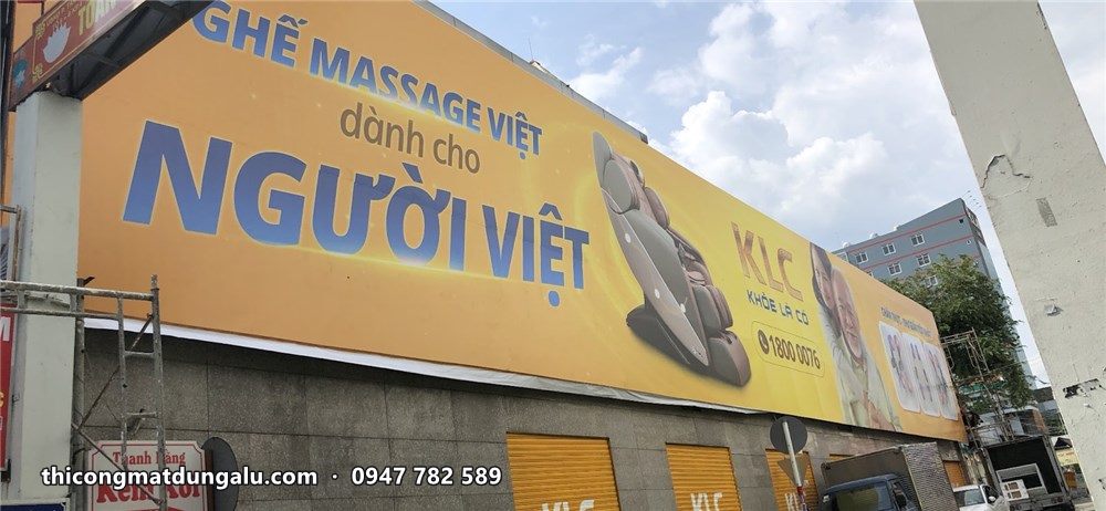 Biển bạt vàng Ghế massage Việt dành cho người Việt trên mặt tiền, nhìn từ dưới lên