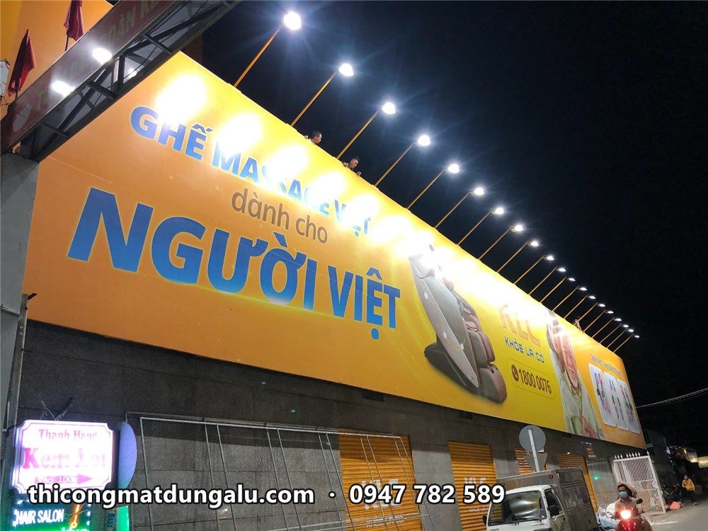 Biển bạt KLC Người Việt sáng đèn pha ban đêm nhìn từ góc đường