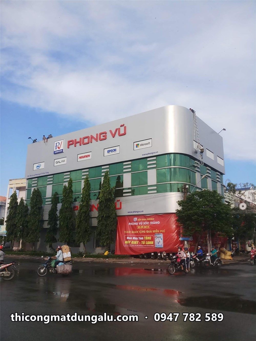 Showroom Phong Vũ mặt dựng alu bạc bo tròn góc sau khi hoàn thiện
