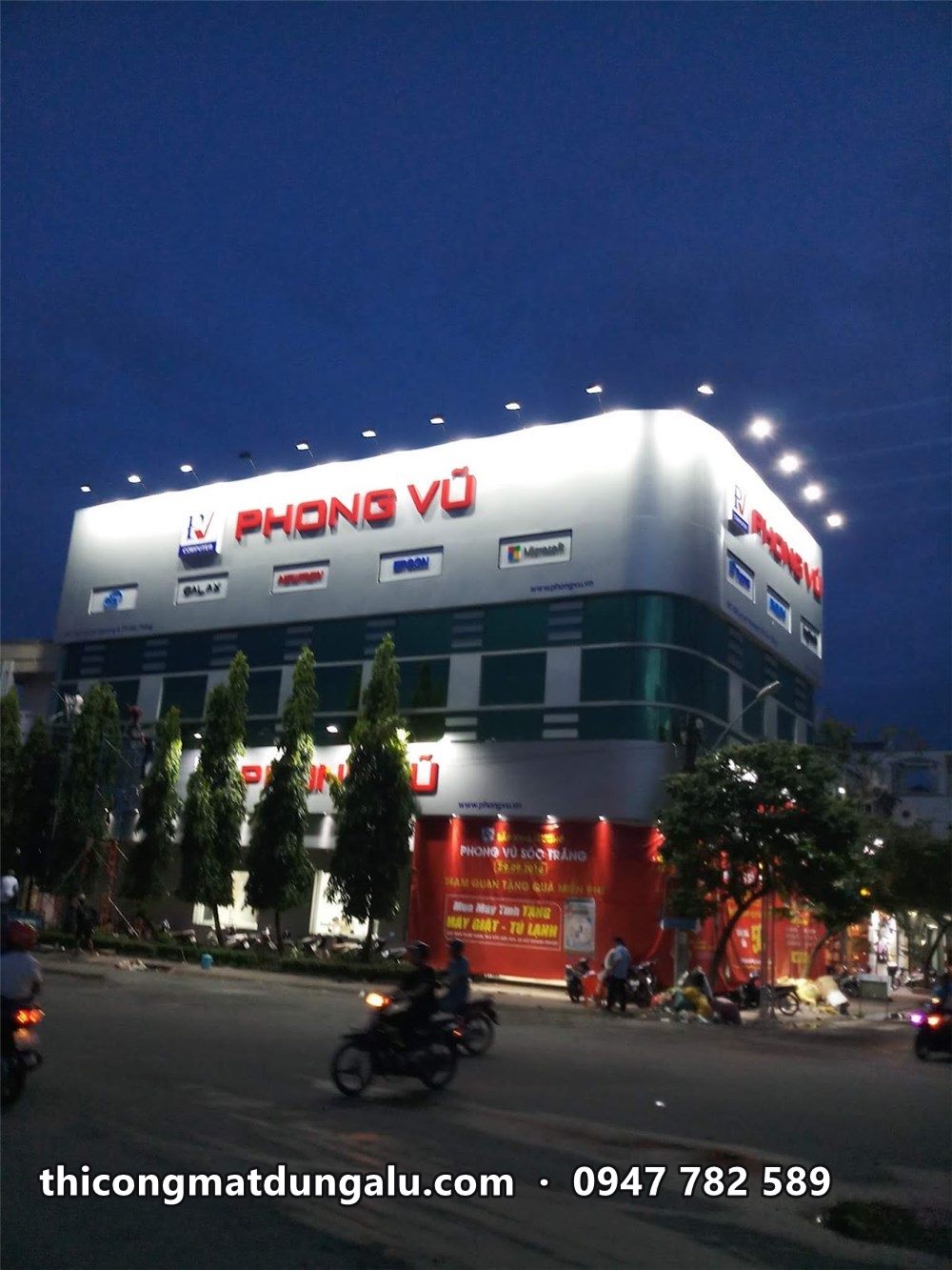 Showroom Phong Vũ lúc tối, đèn chiếu sáng mặt dựng alu