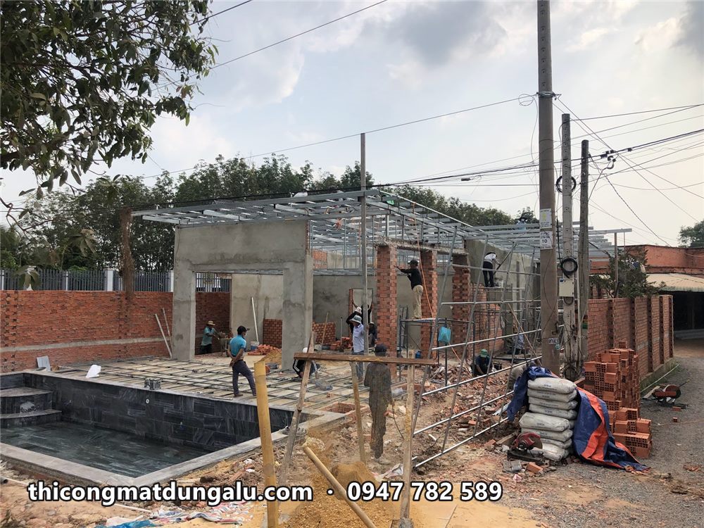 Nhà vườn đang thi công với khung thép mái phủ toàn bộ nhà và hồ bơi phía trước