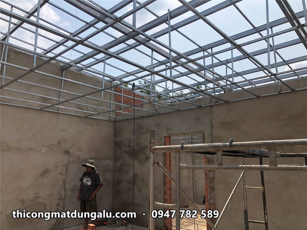 Khung thép mái nhìn từ bên trong nhà, các thanh thép hộp chạy đều