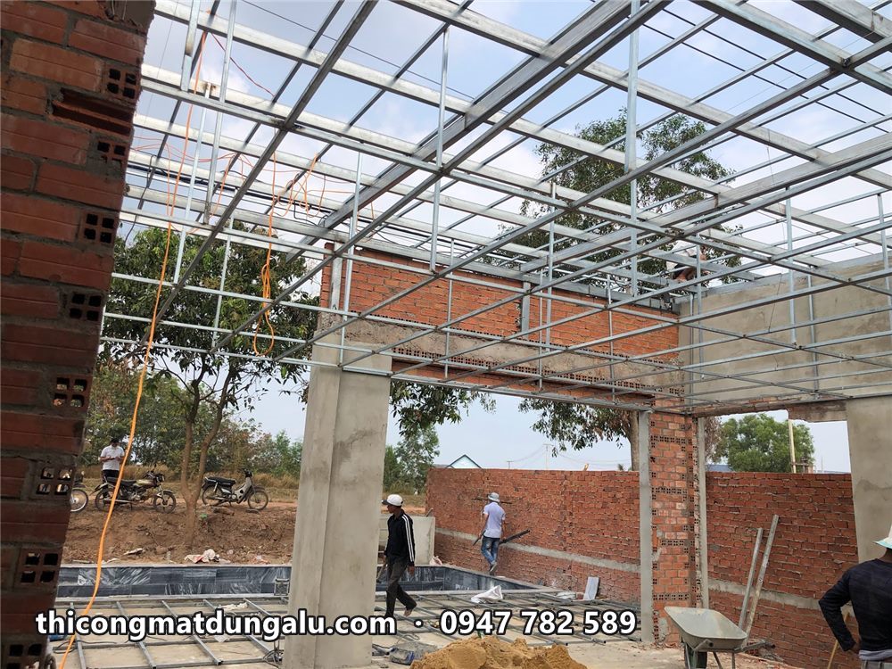 Khung thép mái phủ phía trên tường gạch, nhìn ra hiên và hồ bơi