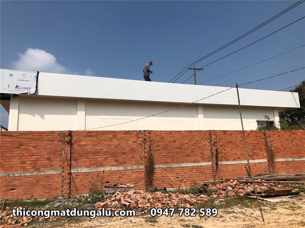 Viền mái alu trắng đã bóc màng, thợ đứng trên mái hoàn thiện