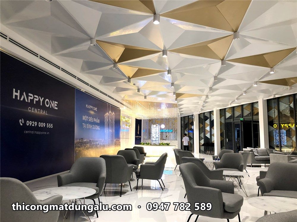 Sảnh nhà mẫu Happy One hoàn thiện với trần tam giác, sofa và bảng thông tin dự án