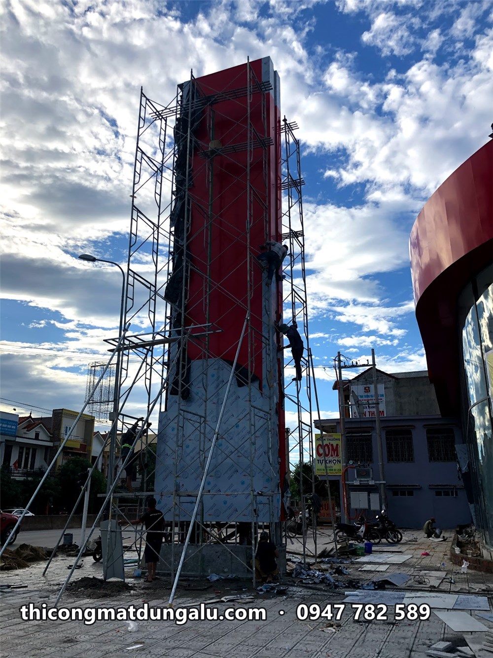 Trụ pylon đã bọc nền xám, phần đỉnh bắt đầu có alu đỏ
