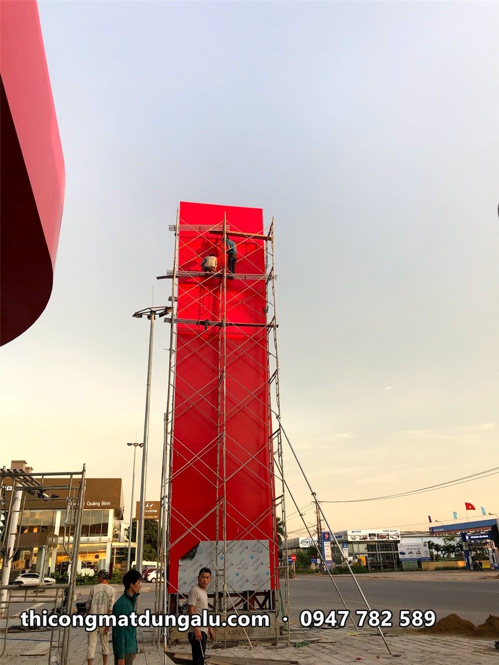 Trụ pylon đỏ gần hoàn thiện, thợ còn trên giàn giáo lúc chiều tối