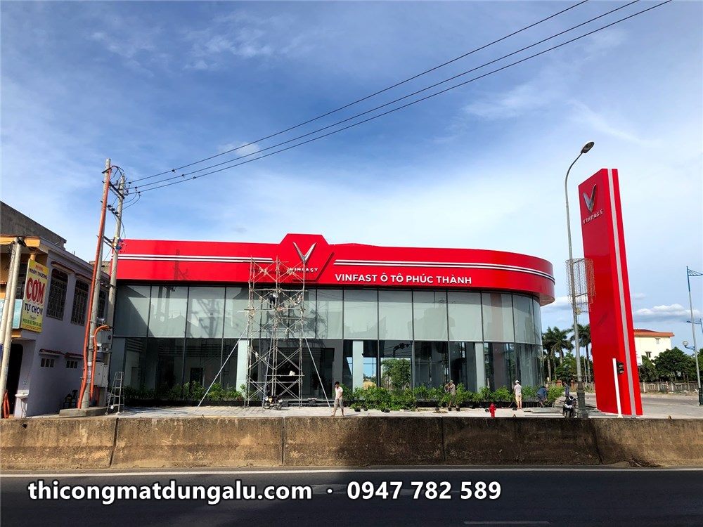 Showroom VinFast toàn cảnh với trụ pylon đỏ ở bên phải