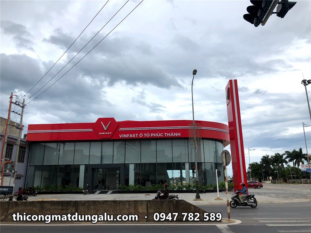 Showroom VinFast nhìn từ ngã tư, trụ pylon đỏ nổi bật ở góc