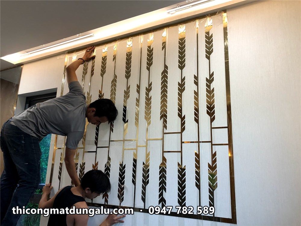 Ba thợ căn chỉnh vách bông lúa trên tường căn hộ mẫu