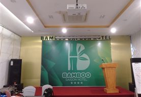 Backdrop hội trường khách sạn Bamboo Saigon: phông nền và chữ nổi tên khách sạn