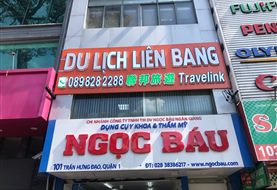 Bảng hiệu Ngọc Báu và Du lịch Liên Bang: hai biển trên một mặt tiền Trần Hưng Đạo