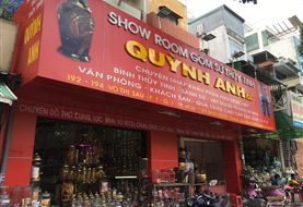 Bảng hiệu showroom gốm sứ thủy tinh Quỳnh Anh: ba mặt tiền nền đỏ
