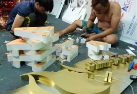 Bên trong xưởng sản xuất bảng hiệu: máy móc, gia công chữ, khung và in ấn