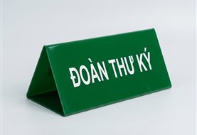 Biển chức danh để bàn: mica chữ A, biển đồng và cách chọn