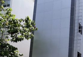 Bọc alu toàn bộ mặt tiền nhà phố góc đường có ban công cũ