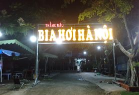 Cổng chữ nổi đèn LED quán Bia Hơi Hà Nội: gia công chữ mica và dựng cổng