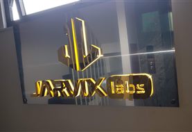 Logo inox vàng hắt sáng cho văn phòng: hai công trình thực tế