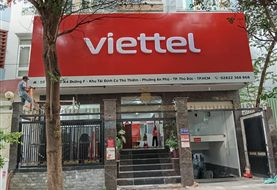 Mặt dựng alu đỏ chữ nổi cửa hàng Viettel: gia công sẵn, lắp nhanh