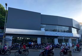 Mặt dựng alu xám cho showroom góc đường hai mặt tiền
