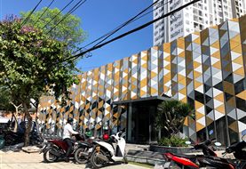 Mặt dựng nhôm đục lỗ tam giác ba màu nhà mẫu Happy One Central