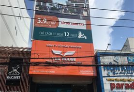 Mặt tiền văn phòng YesHouse: pano khổ lớn, mặt dựng alu cam, chữ nổi đèn