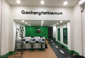 Nội thất bưu cục Giao Hàng Tiết Kiệm: tường logo xanh, chữ GHTK và chữ F nổi