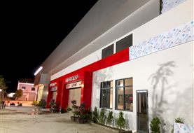 Ốp alu bên trong showroom và xưởng dịch vụ VinFast: cột, tường đỏ và mặt ngoài xưởng