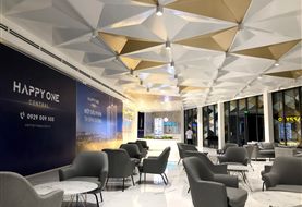 Trần alu tam giác 3D trắng và vàng đồng cho sảnh nhà mẫu Happy One Central