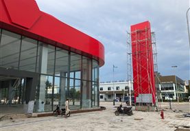 Ốp alu trụ pylon showroom VinFast: làm trọn từ khung thép V đến lớp alu đỏ